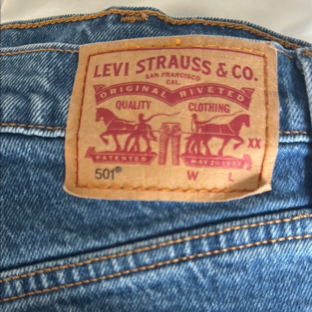 Levi's Classic Blue Denim Shorts - Picture 3 of 7